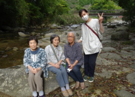 中之島公園の川の前で撮った利用者さんたちとワーカーの写真
