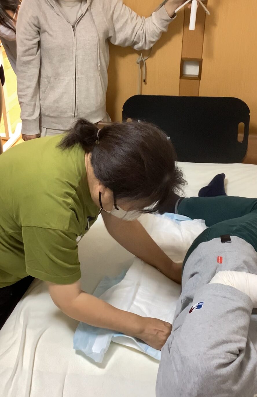 おむつ交換の方法を説明している様子