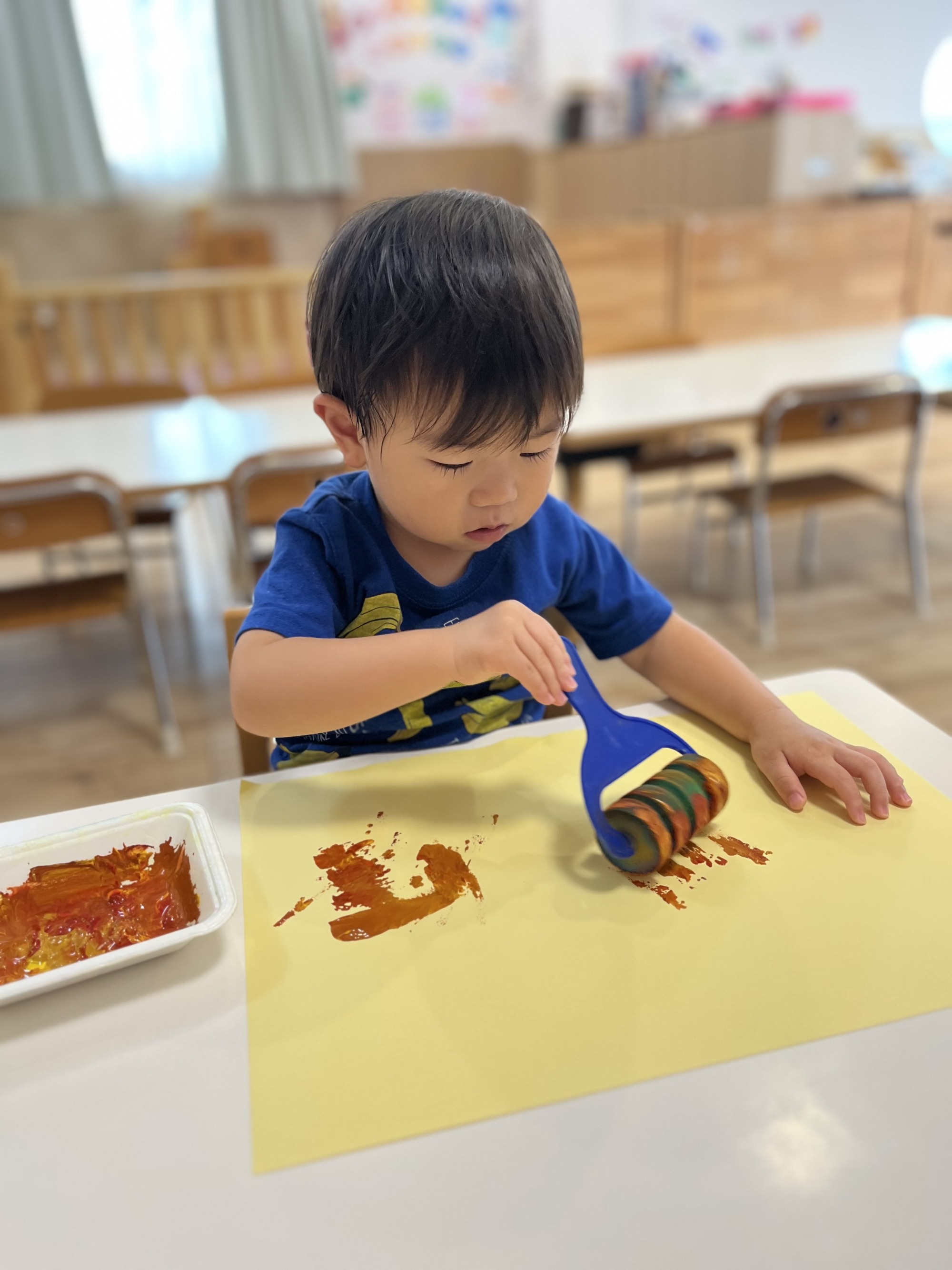 製作するこども6枚