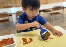 製作するこども6枚