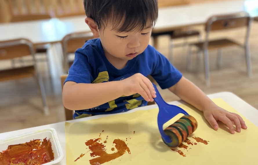 製作するこども6枚