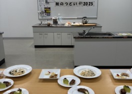 秋の集いにてグリーンコープの食材を使って料理したものがお皿に盛り付けられテーブルに並べてある