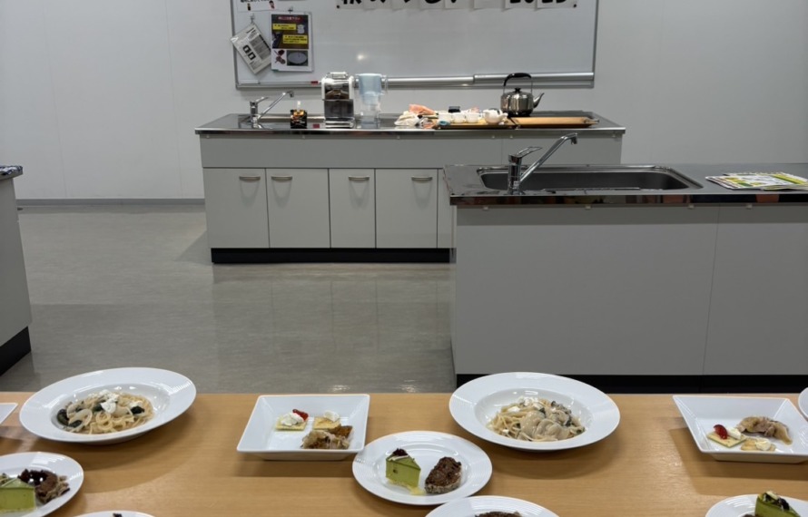 秋の集いにてグリーンコープの食材を使って料理したものがお皿に盛り付けられテーブルに並べてある