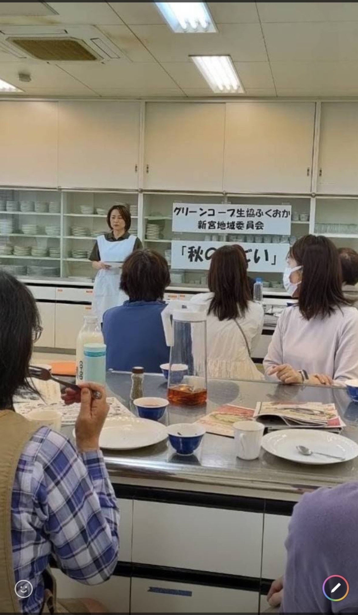 秋の集いにて福祉ワーカーが1人前に立ち人材募集のアピールをしている