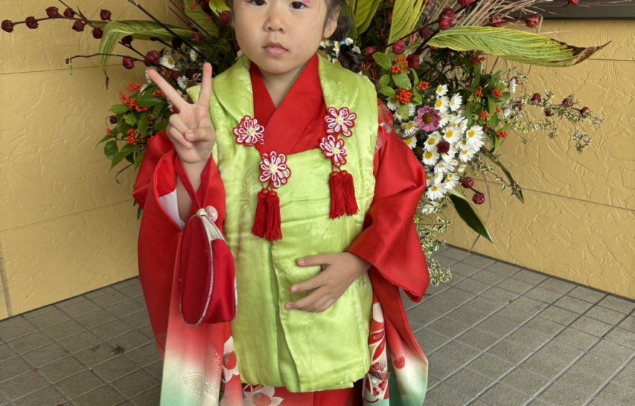 着物を着た3歳の女の子