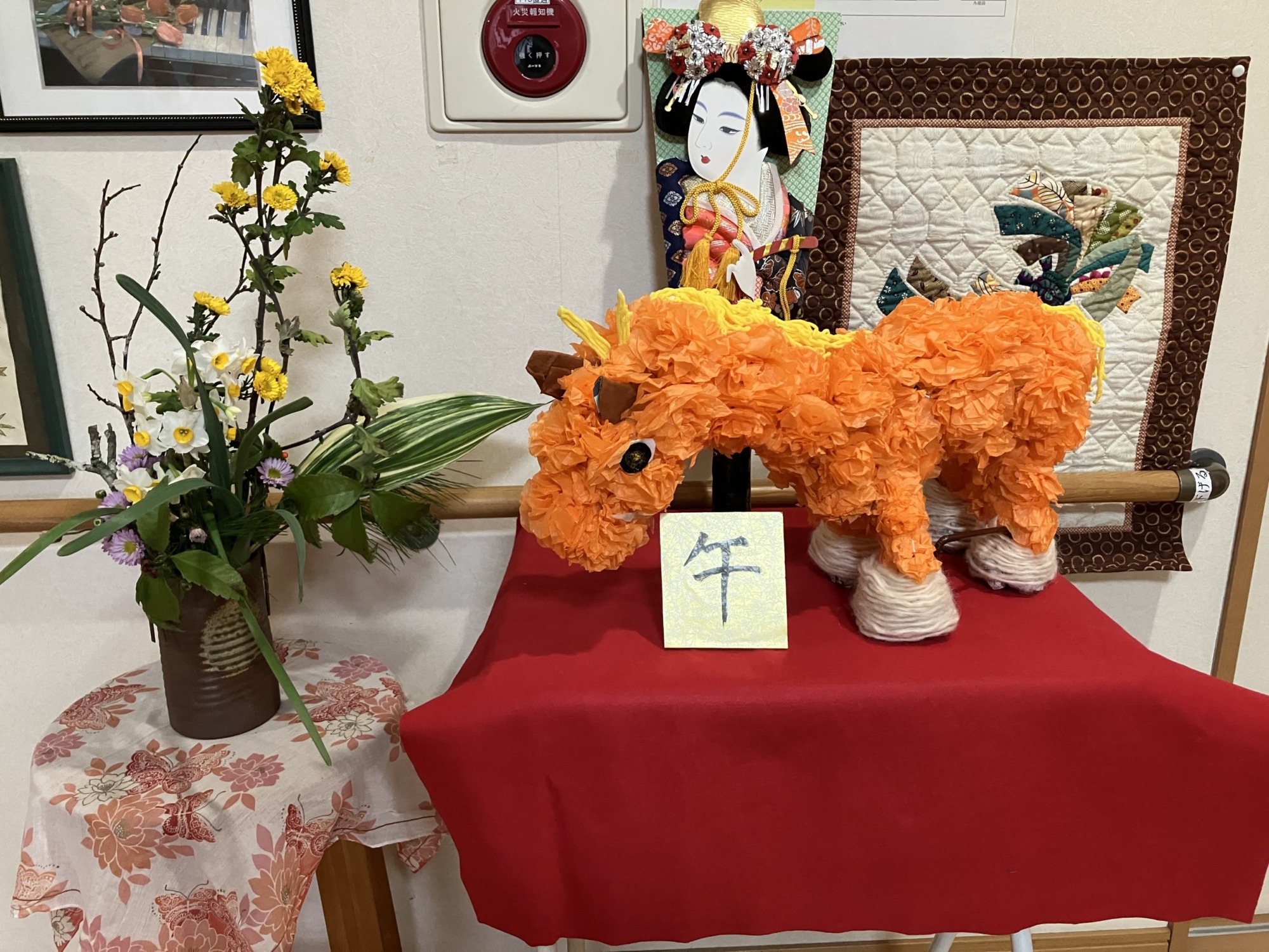 新聞紙と花紙で作った馬