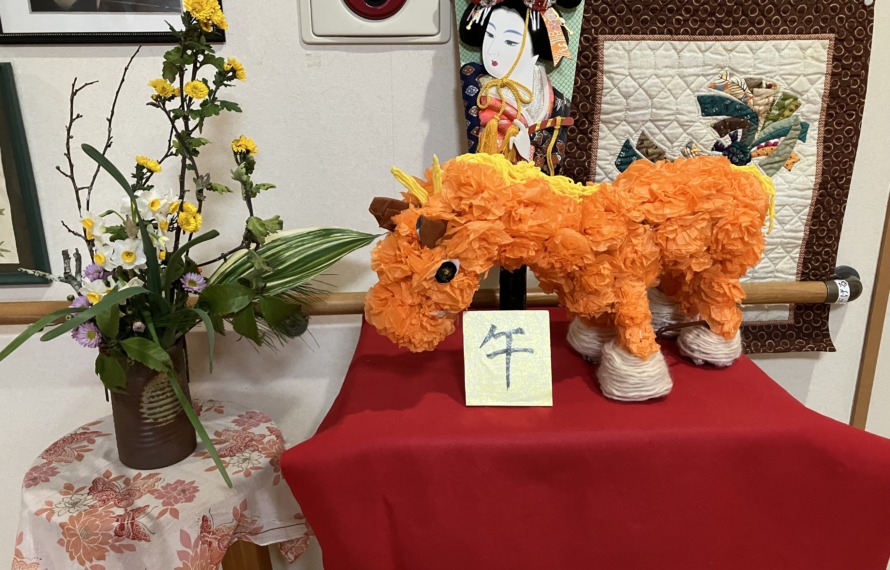 新聞紙と花紙で作った馬
