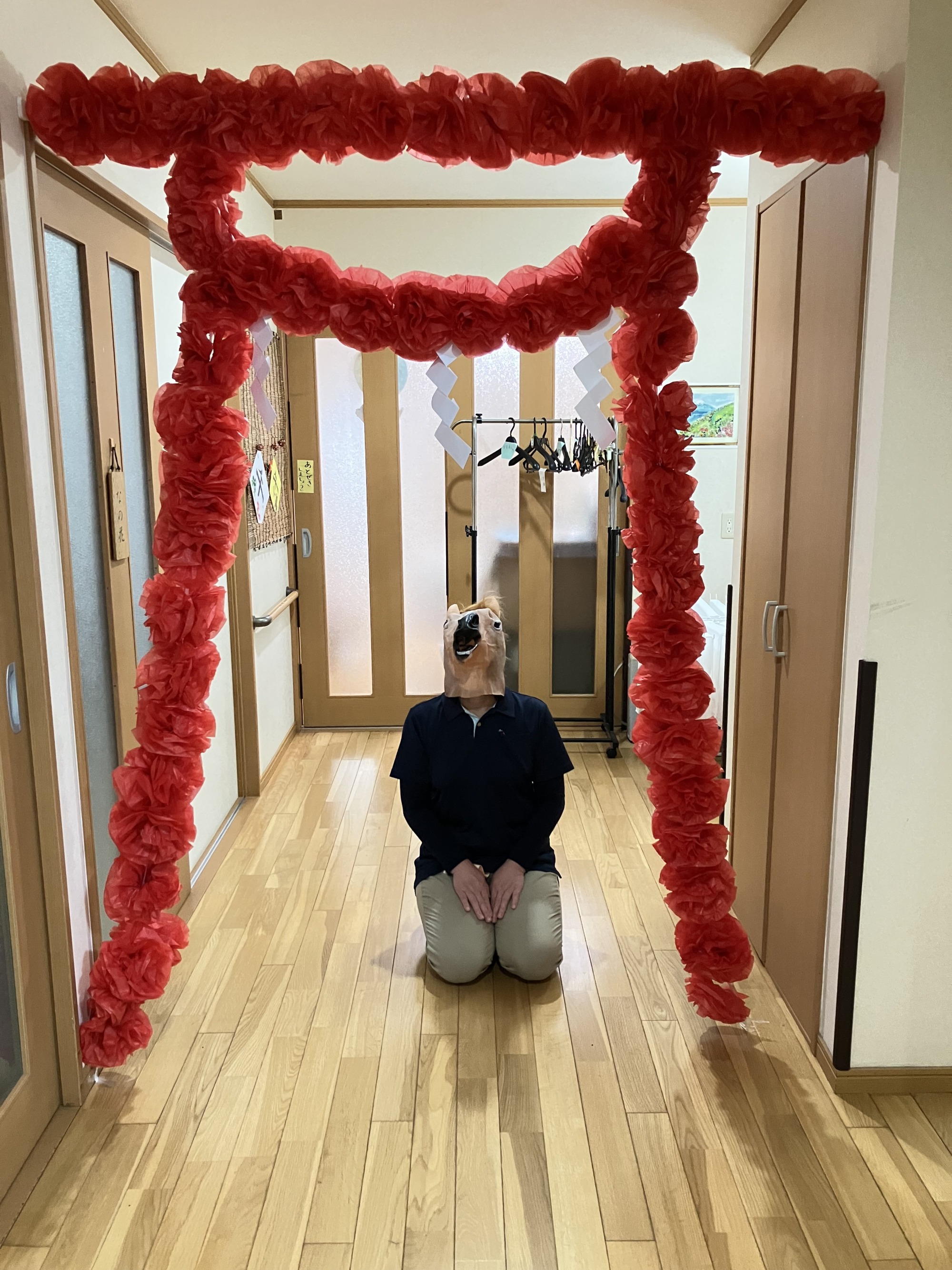 赤い花紙で作った鳥居