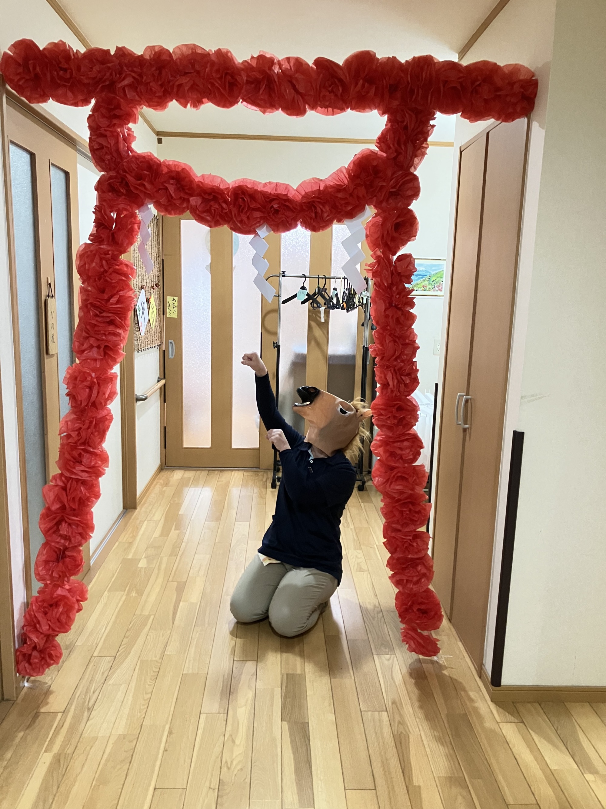 馬の被り物を被ったスタッフと鳥居