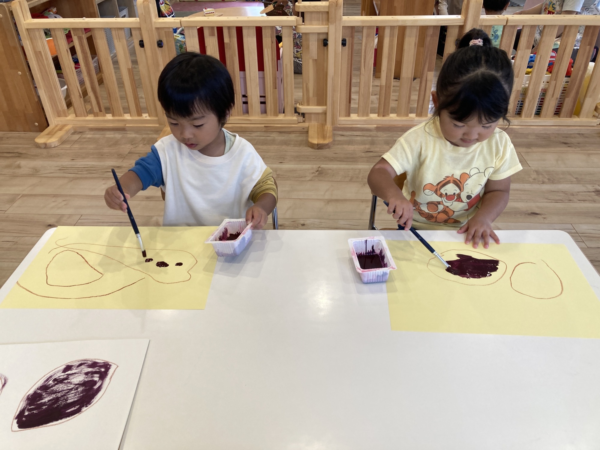 さつまいもを描く子どもたち 4枚