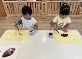 さつまいもを描く子どもたち　4枚