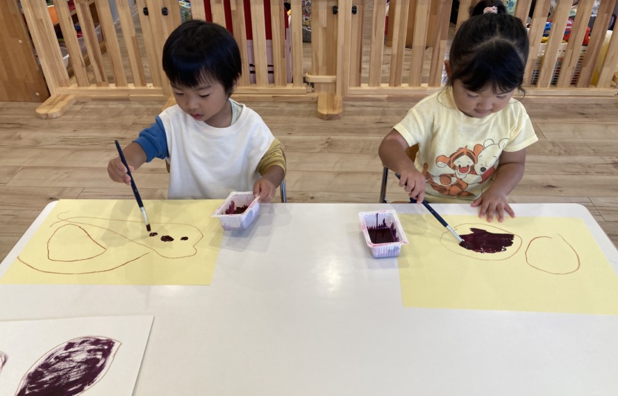 さつまいもを描く子どもたち　4枚