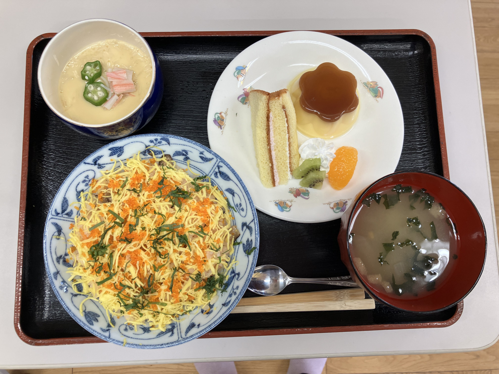 敬老会の特別メニュー。ちらし寿司、茶わん蒸し、みそ汁、デザート
