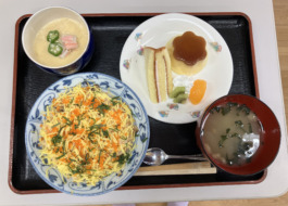 敬老会の特別メニュー。ちらし寿司、茶わん蒸し、みそ汁、デザート