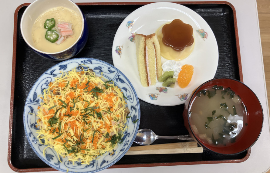 敬老会の特別メニュー。ちらし寿司、茶わん蒸し、みそ汁、デザート