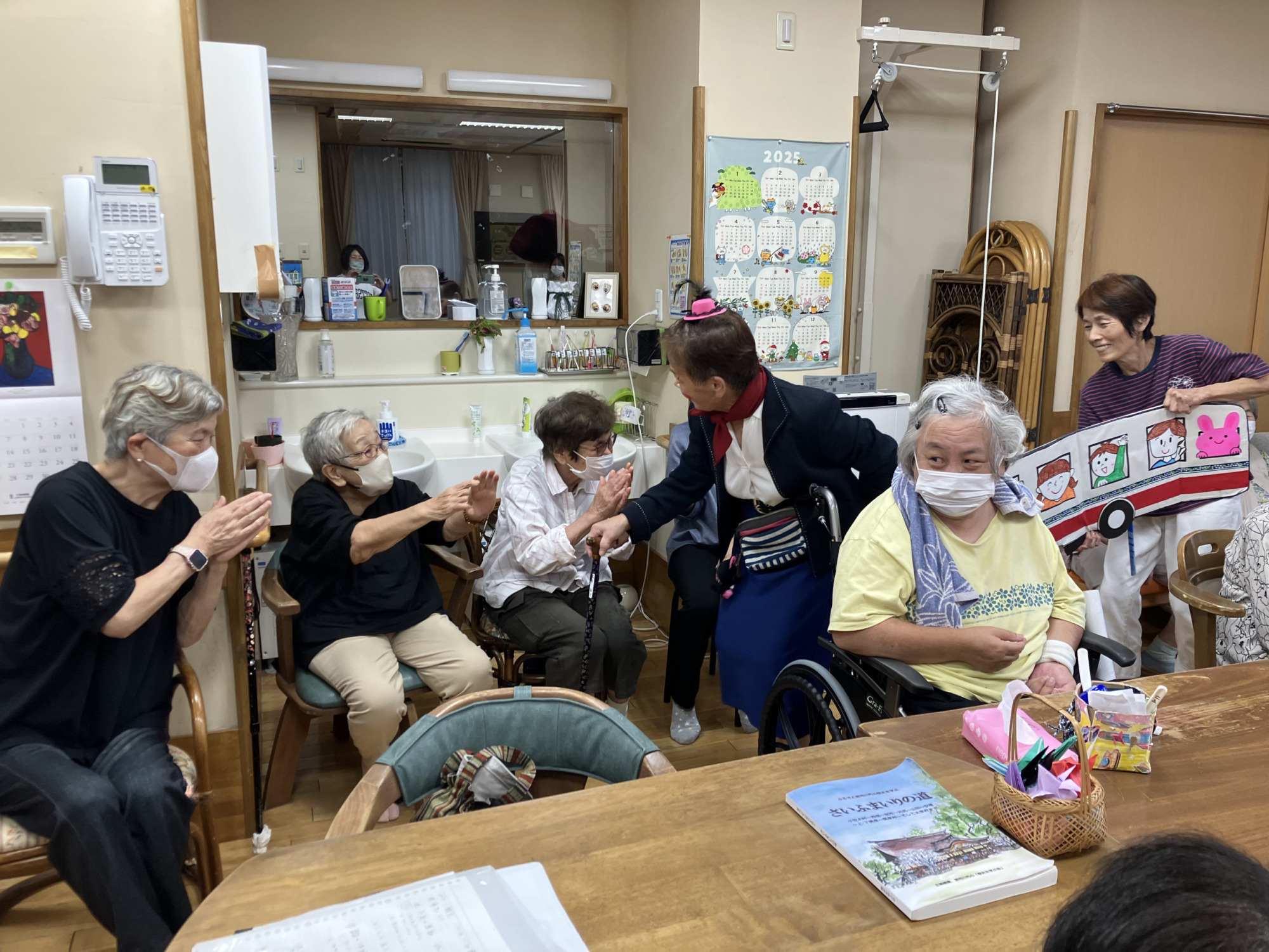 バスガールに扮した地域の方と歌を楽しむ様子