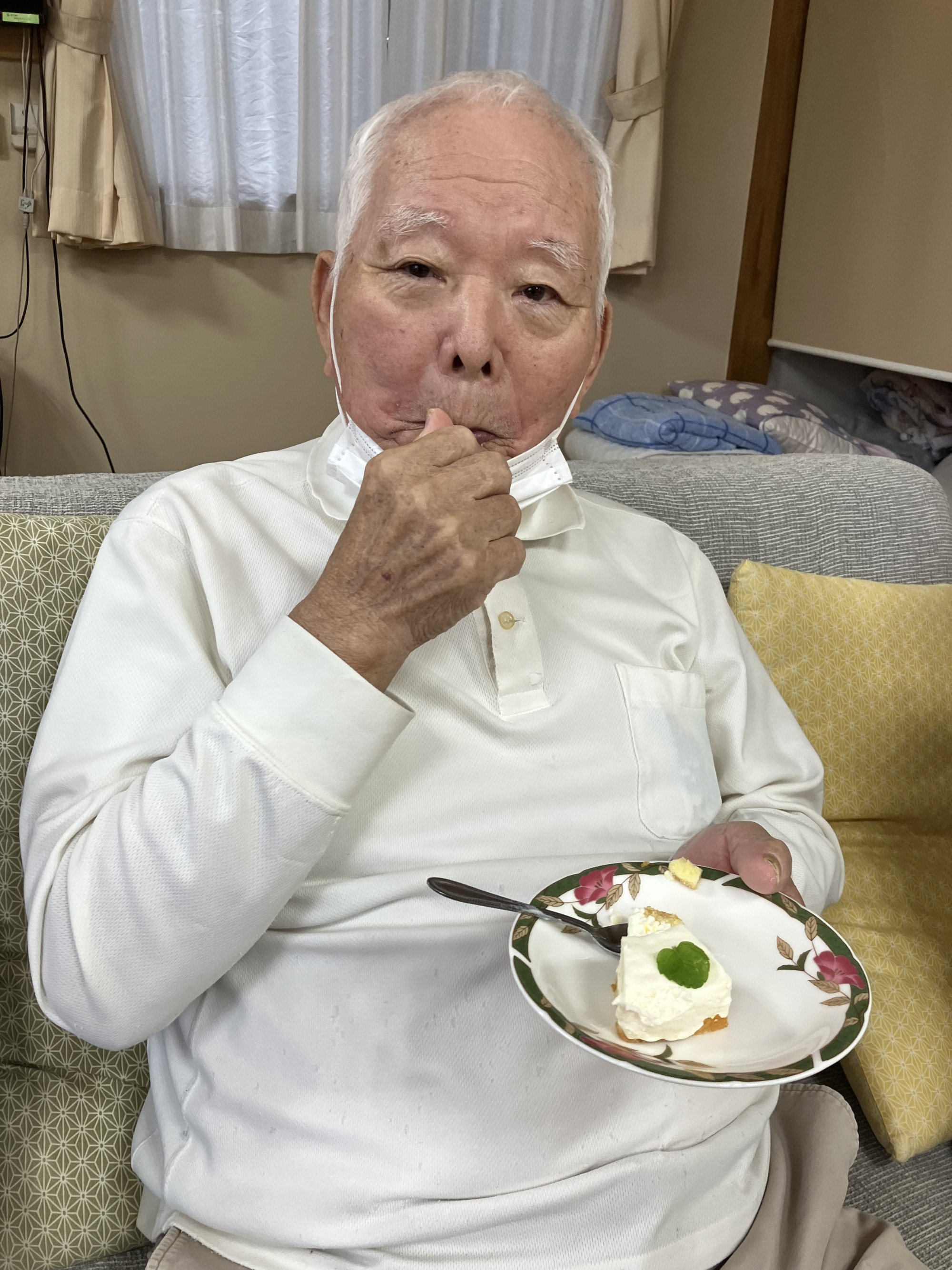 ケーキを食べる男性利用者さん