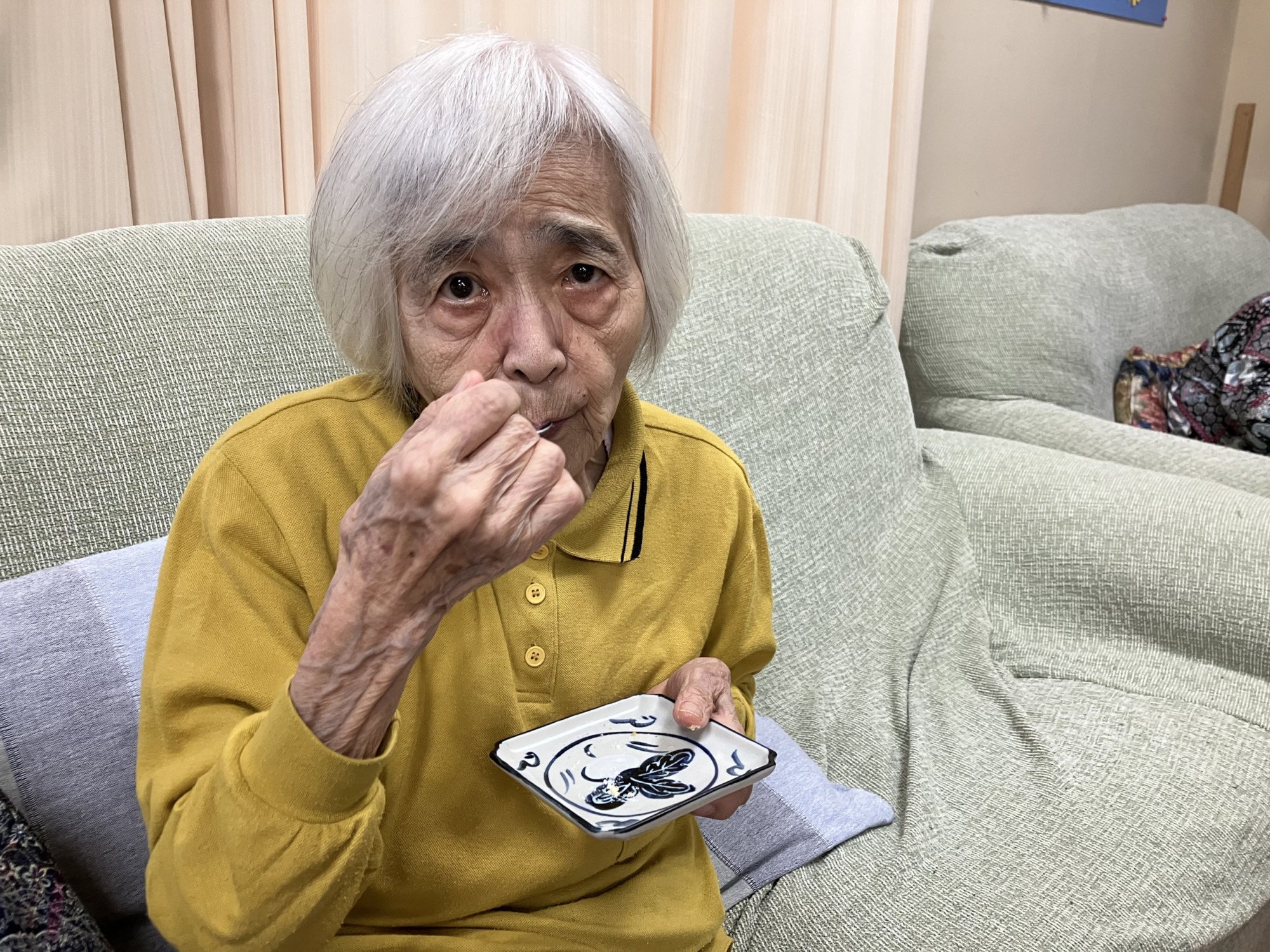ケーキを食べる利用者さん