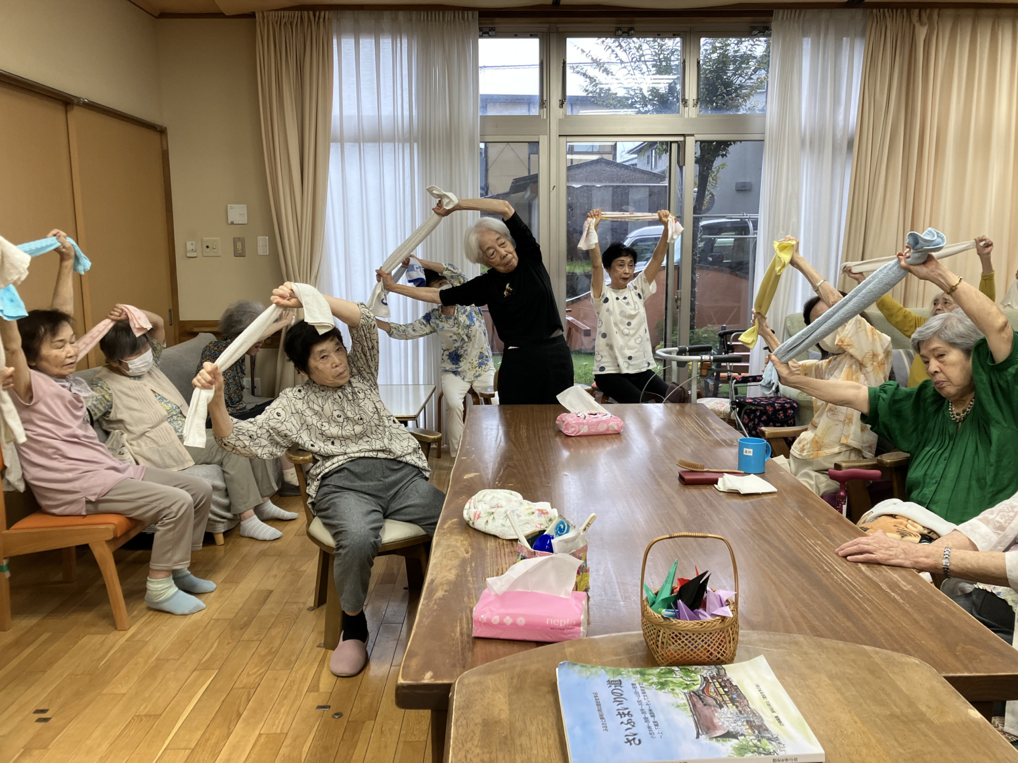 タオルを使って体操する利用者さんたち