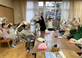 タオルを使って体操する利用者さんたち