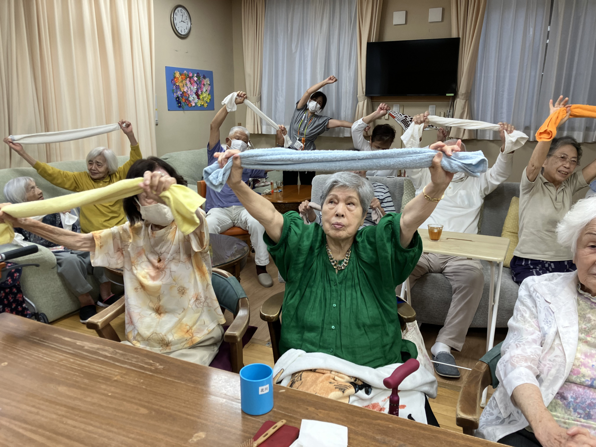 タオルを使って体操する利用者さんたち