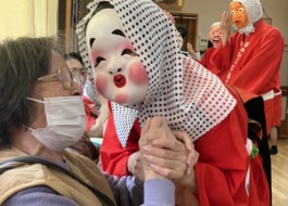 ひょっとこと握手する利用者さん