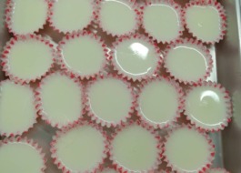 カップに入ったたくさんの牛乳寒の写真