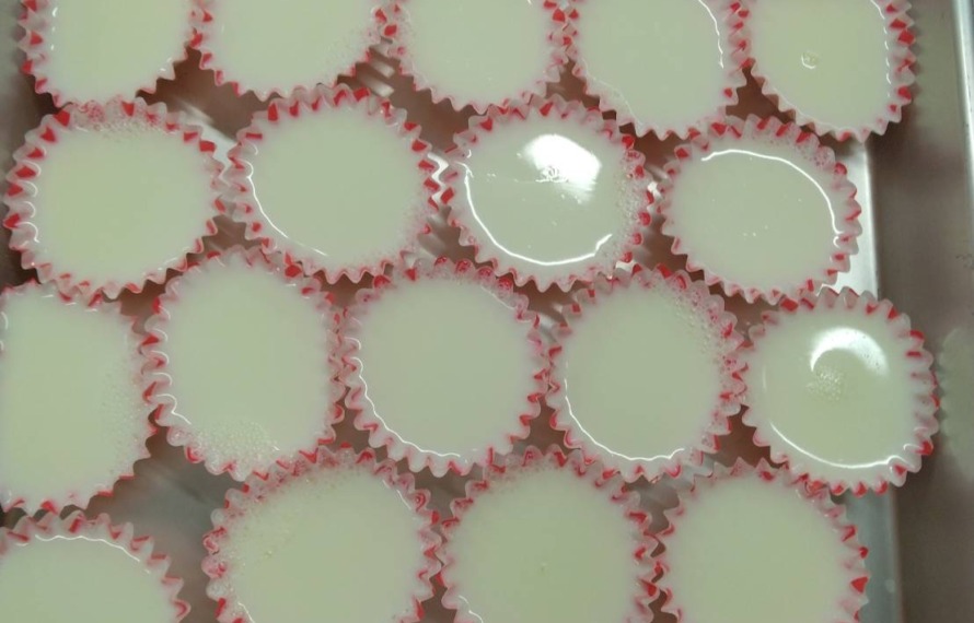 カップに入ったたくさんの牛乳寒の写真