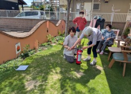 消火器を使ってみる利用者さん