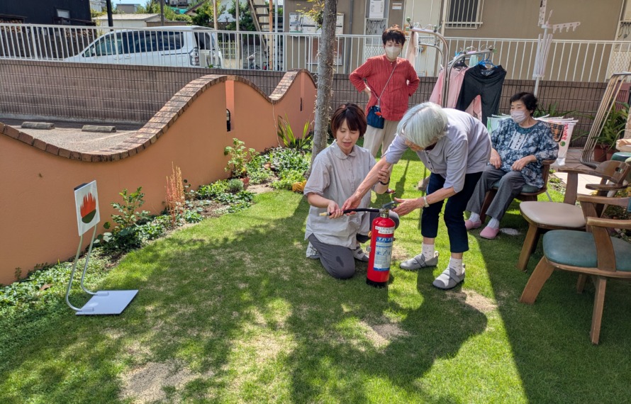 消火器を使ってみる利用者さん