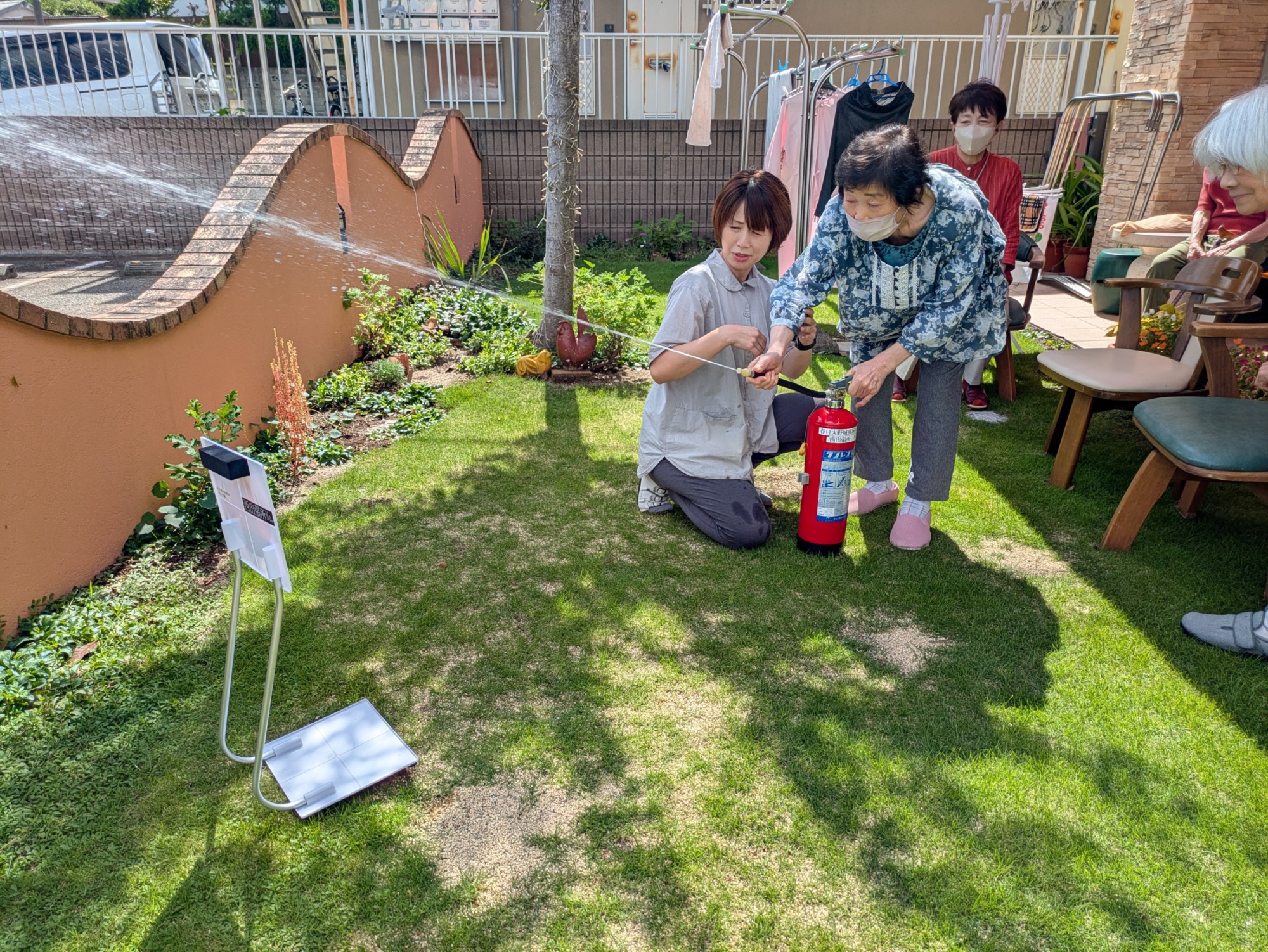 消火器から水を噴射する利用者さん