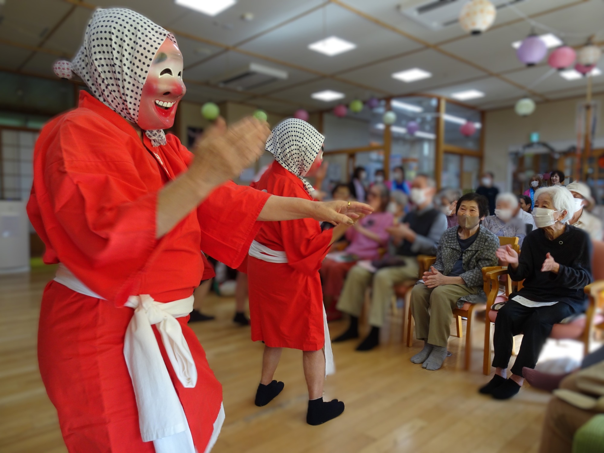 ひょっとこ踊りを楽しむ利用者さんたち