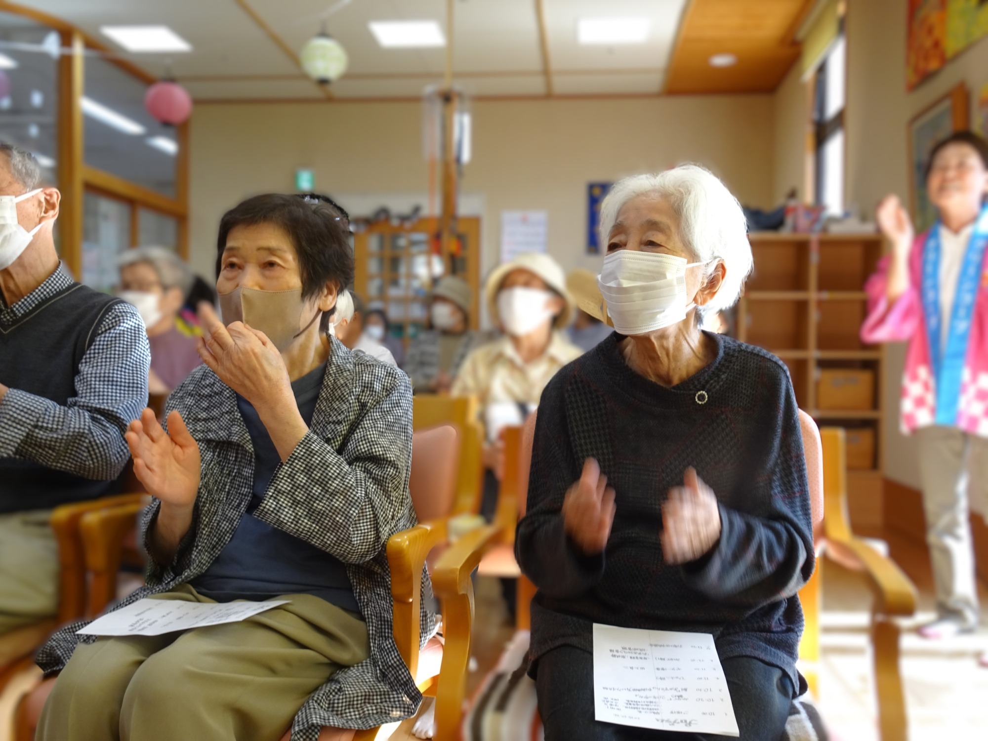 ふくしセンター早良の感謝祭でプログラムを楽しむ利用者さんたち