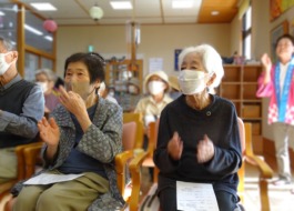 ふくしセンター早良の感謝祭でプログラムを楽しむ利用者さんたち