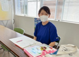 新しいワーカーさんが椅子に座っている