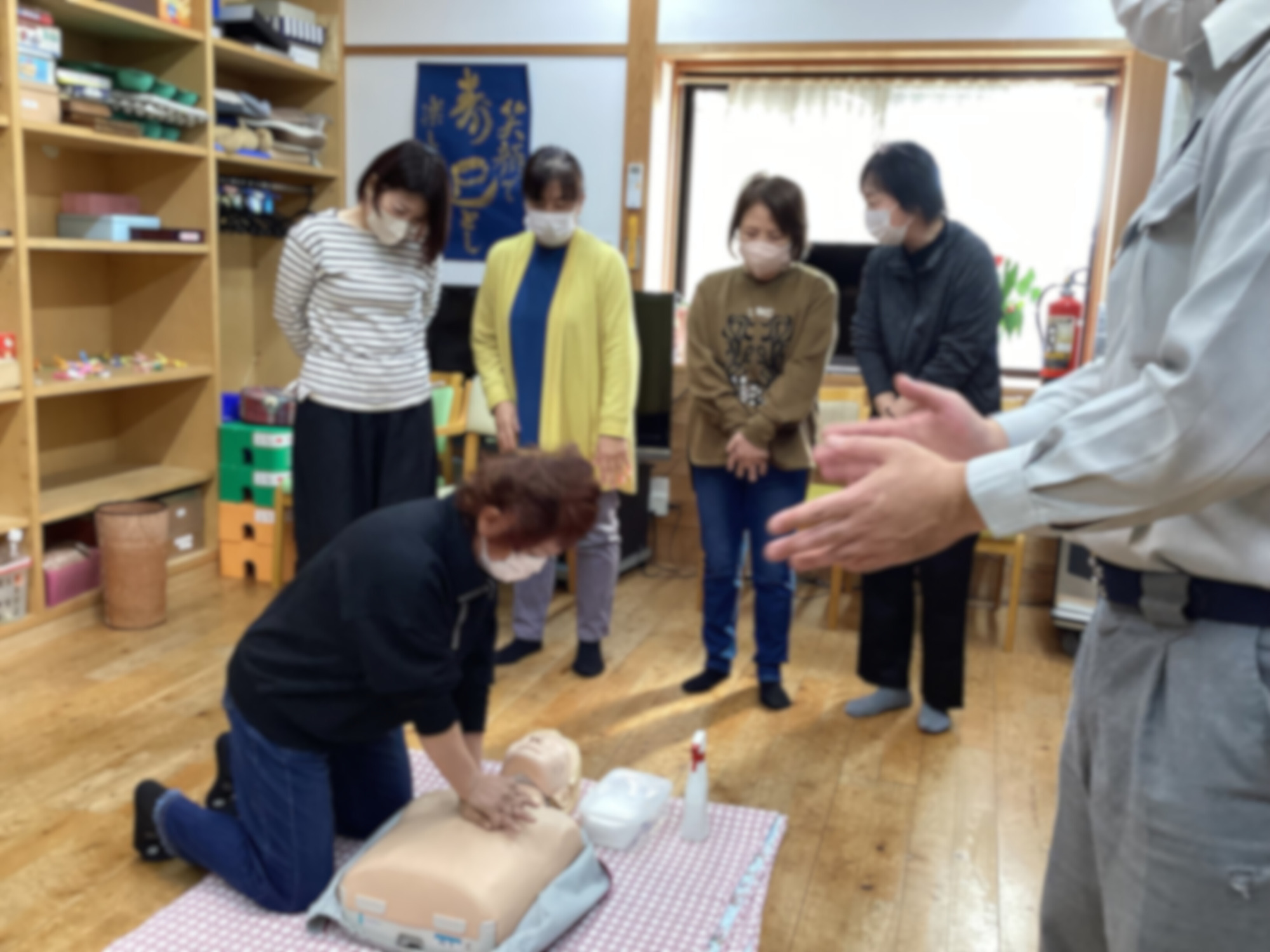 消防署の方の手拍子に合わせて心臓マッサージをしているところ