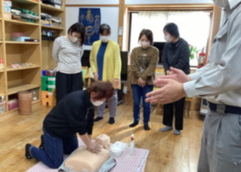 消防署の方の手拍子に合わせて心臓マッサージをしているところ