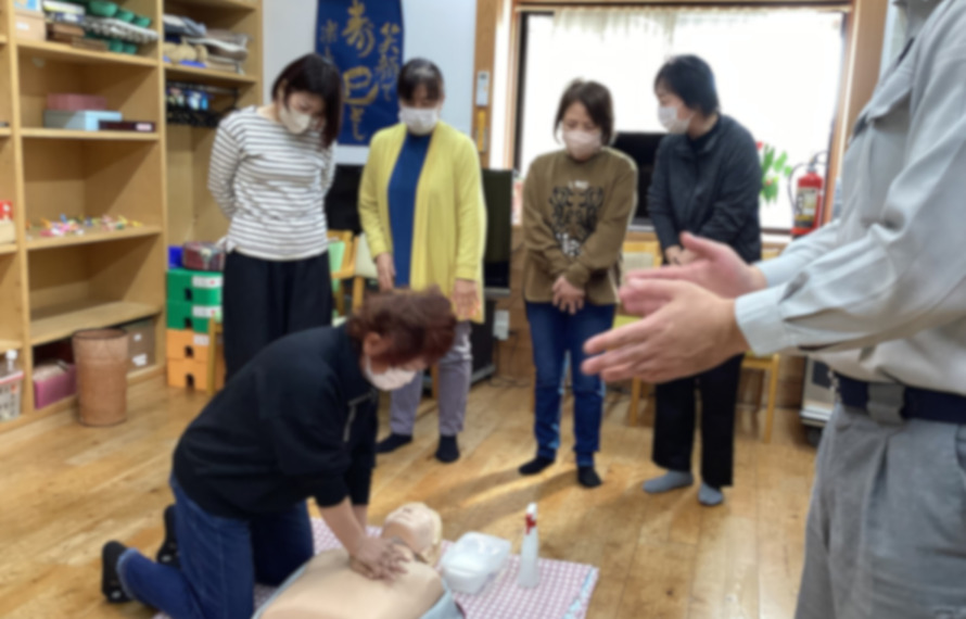 消防署の方の手拍子に合わせて心臓マッサージをしているところ