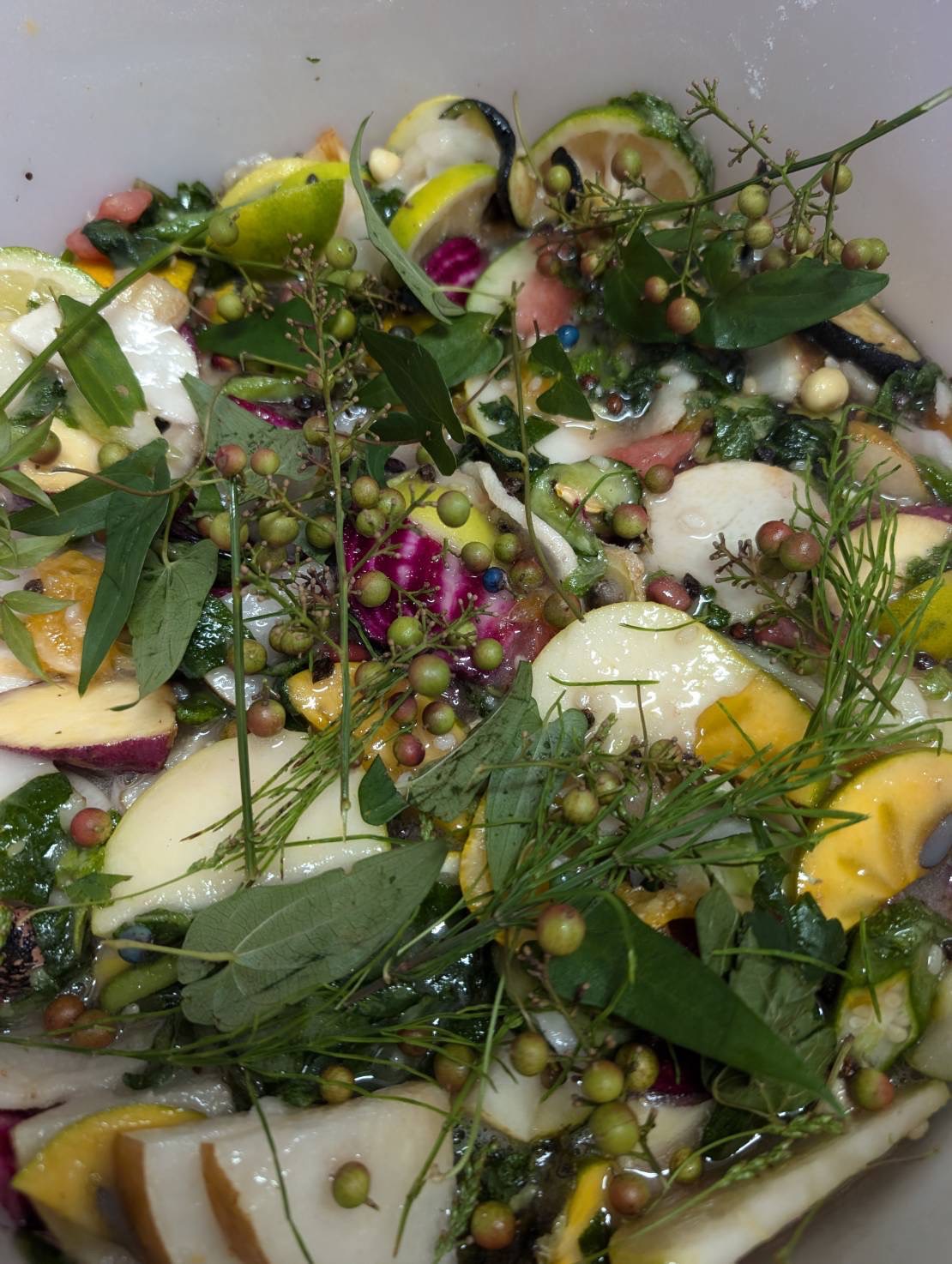 酵素作りに使ったたくさんの野菜や果物