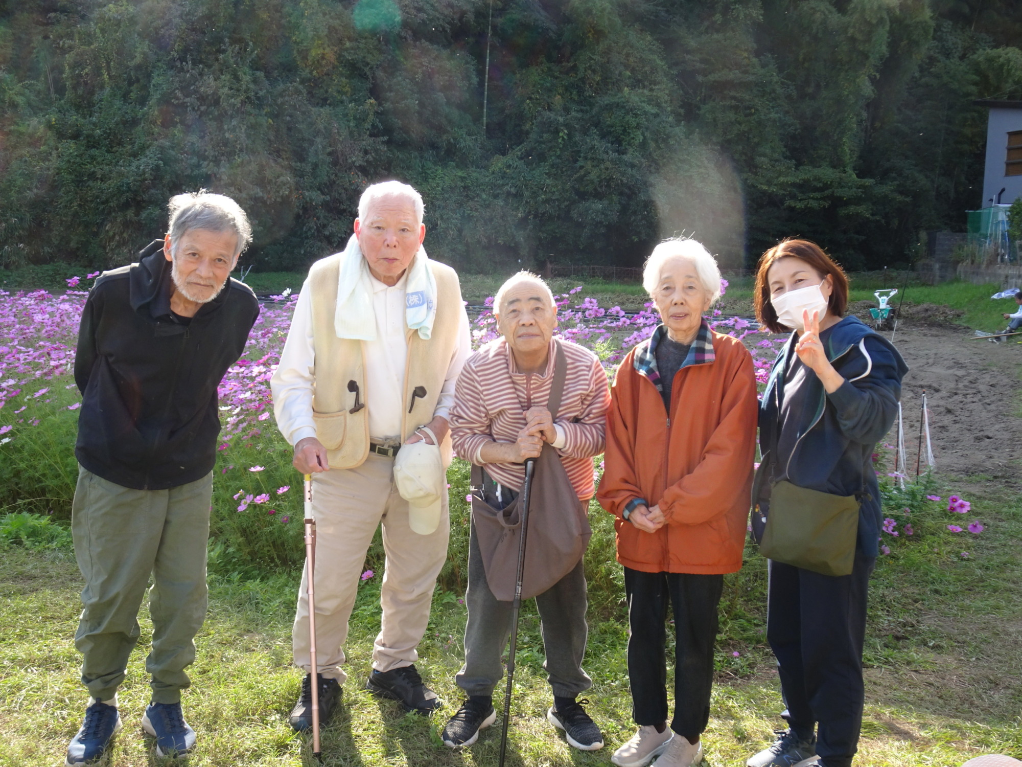 コスモス畑の前で撮った集合写真
