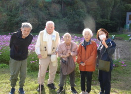 コスモス畑の前で撮った集合写真