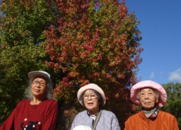 紅葉をバックに撮った利用者さんたちの写真