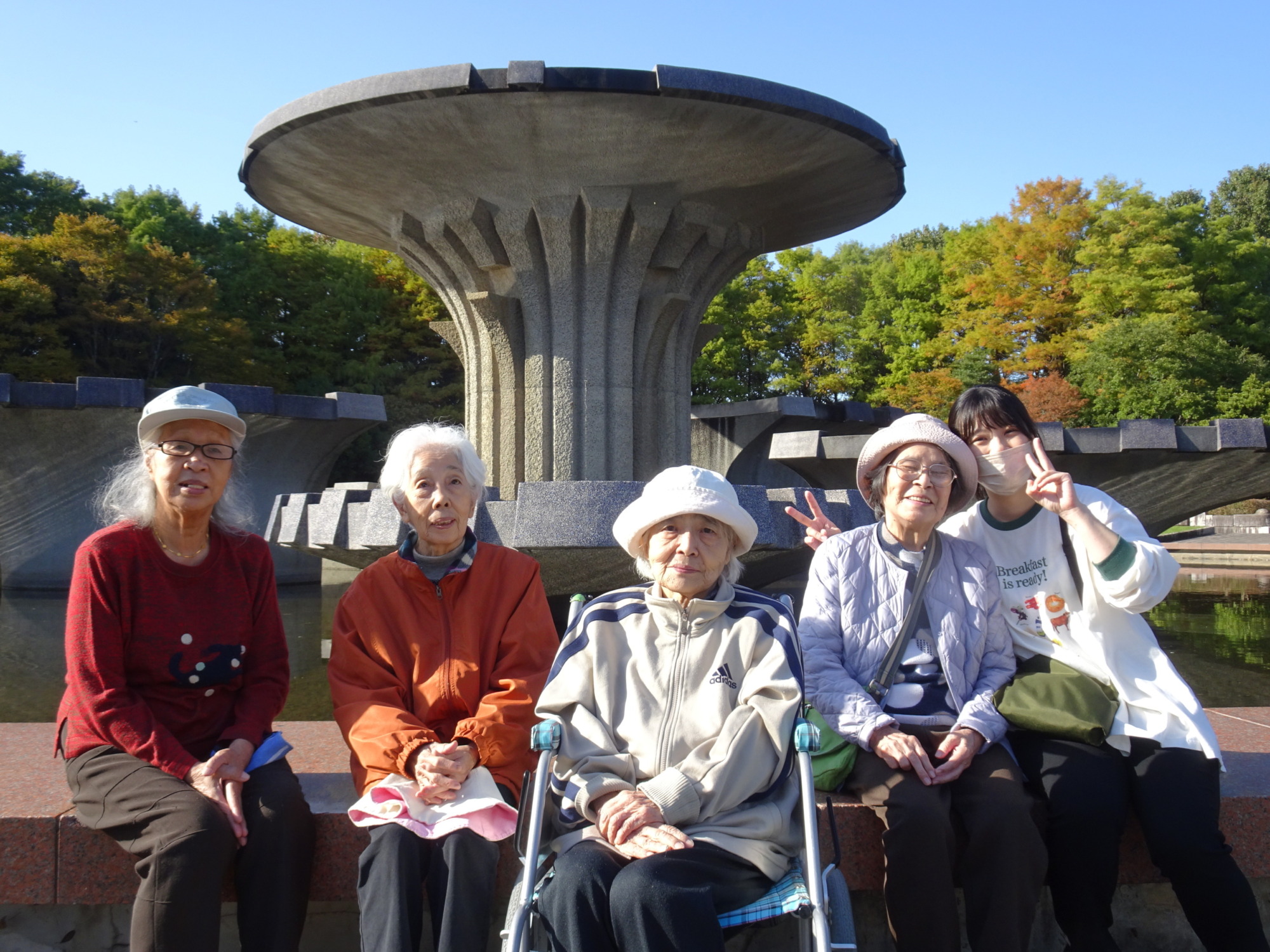 春日公園内の噴水の前で撮った写真
