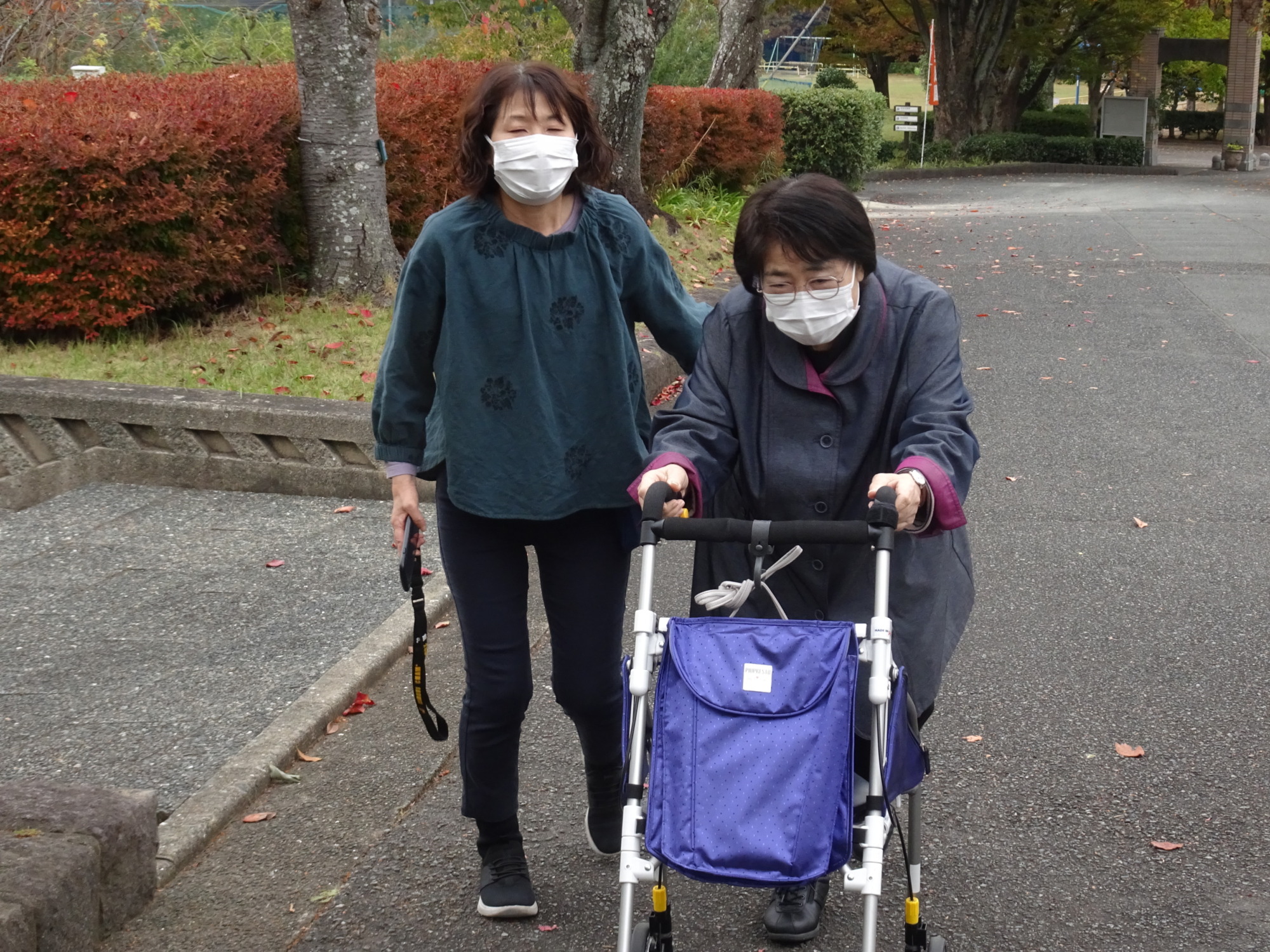 園内を散歩する利用者さん