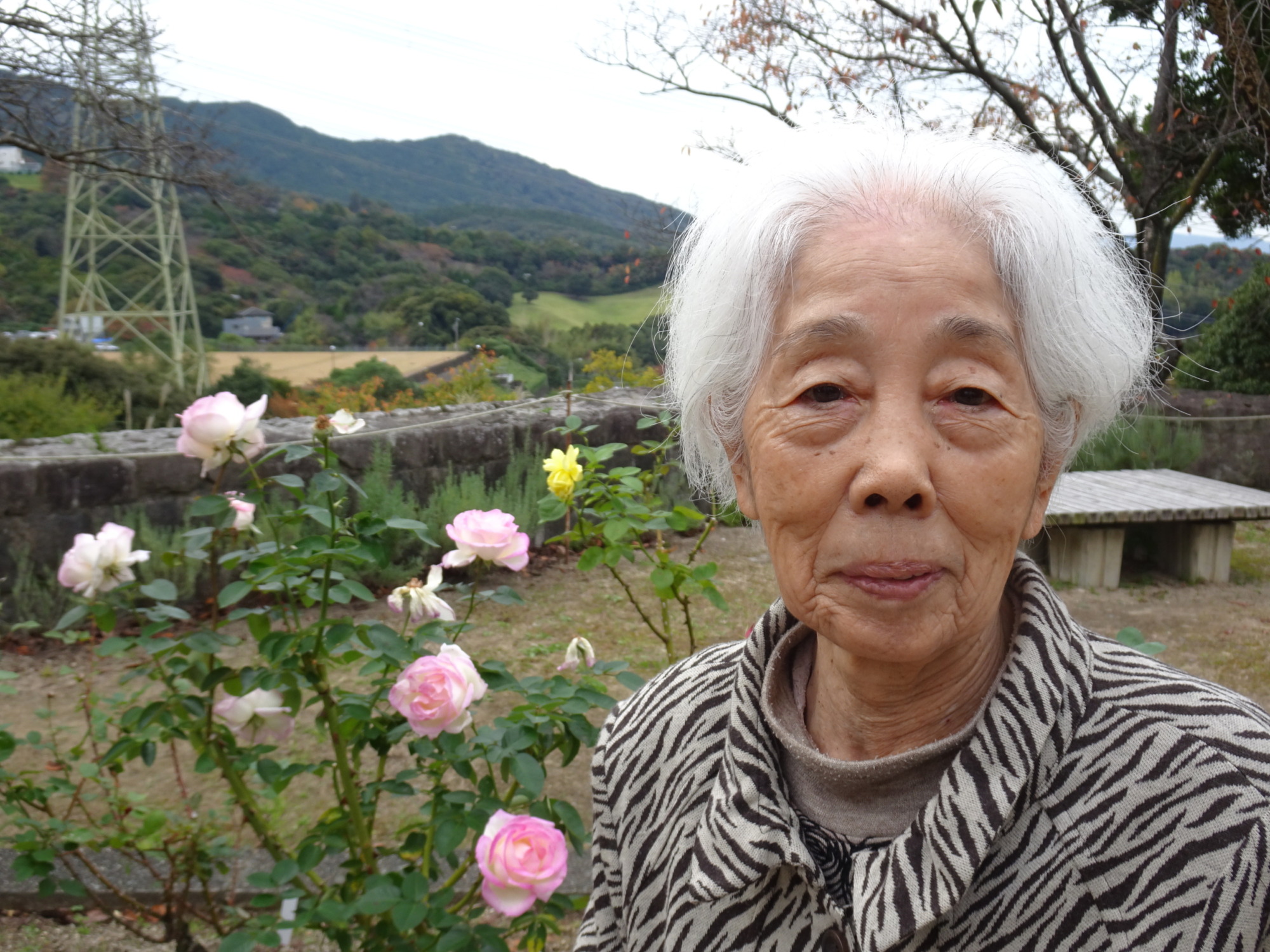 バラと一緒に写る利用者さん