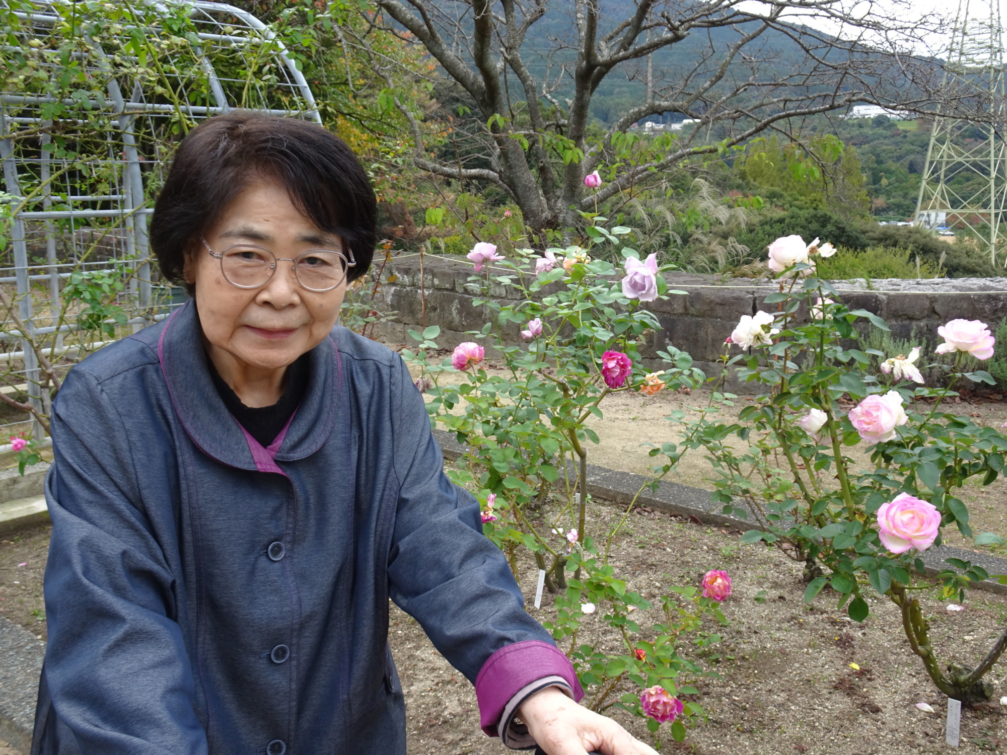 バラと一緒に写る利用者さん