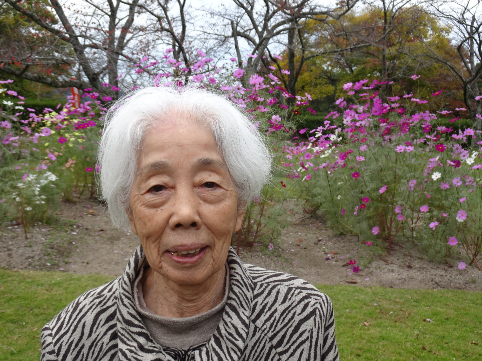 コスモスと一緒に写る利用者さん
