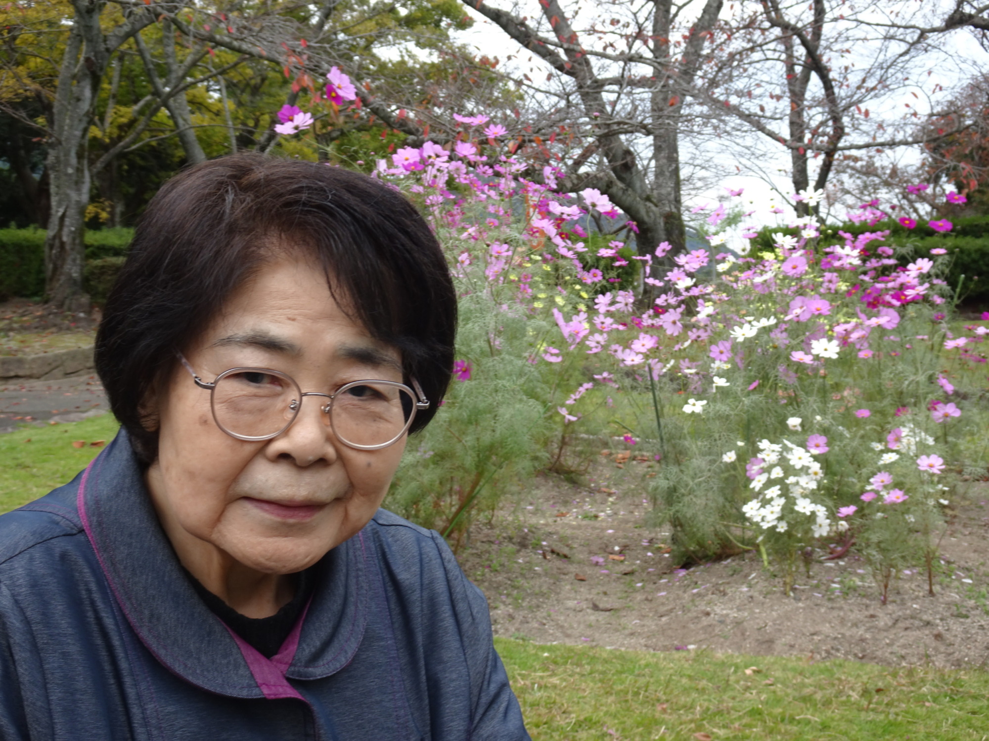 コスモスと一緒に写る利用者さん