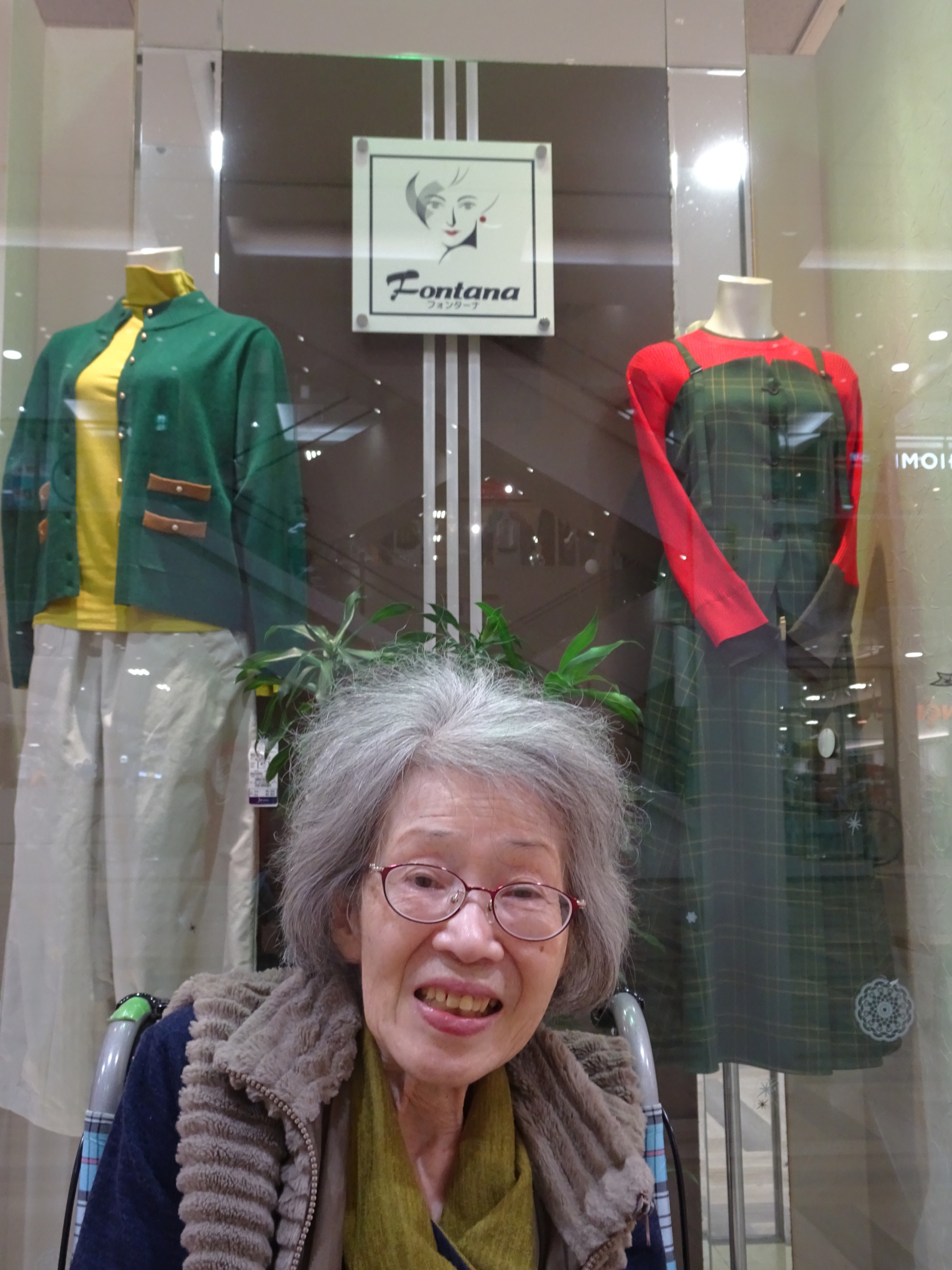 洋服の店舗前で撮った利用者さんの写真