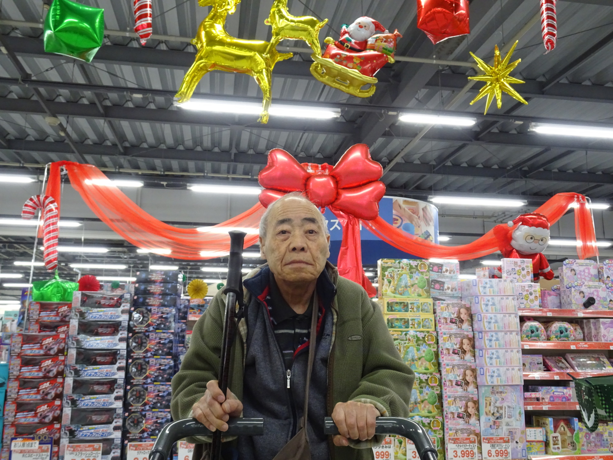 店内のクリスマス装飾と一緒に写る利用者さん